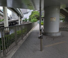 Bancs de merde, faudrait pas trop profiter de la ptite rivière