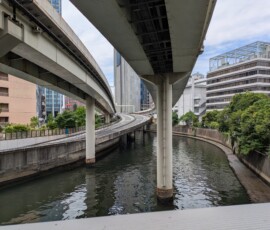 Virages au dessus de la rivière, dans Gran Turismo je finis dans l'eau très vite
