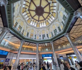 Le toujours impressionnant (et difficile à prendre en photo) toit du hall principal de la station de Tokyo