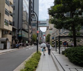 Rues à l'est de la Tokyo Station, avec moultes passerelles