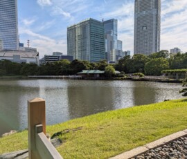 La maison de thé Nakajima trônant au milieu de l'étang Shiori