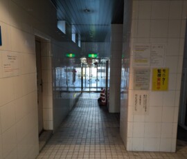 A un moment on passe dans un petit espace un peu glauque et mal éclairé