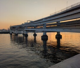 L'entrée du pont, avec le soleil couchant derrière