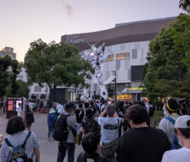 Grande foule devant le Gundam