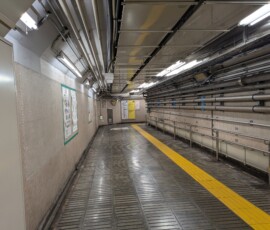 Couloir du métro tokyoite ou usine japonaise de production de margarine ? A vous de choisir !