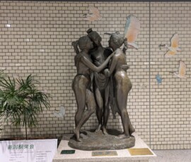 Statue très yuri à la gare de Niigata