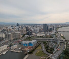 Vous prendrez bien une vue sur le port et sur la nationale ?