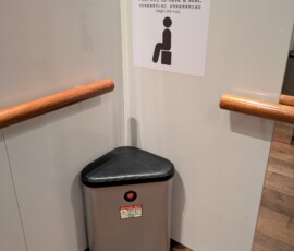 Les sièges dans les ascenseurs, j'avoue que je suis à un point où c'est une bénédiction
