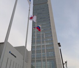 Pourquoi le drapeau russe devant la tour ? Et bah c'est parce que le port recevait des bateaux en provenance de Russie jusqu'à... certains événements récents (d'où la présence d'un centre de contrôle des passeports au second étage.)