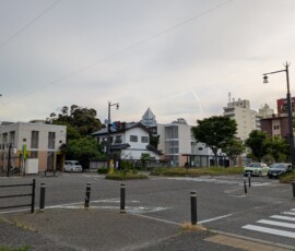 On voit au loin, dépasser, le haut de la tour NEXT21, tour au design particulier qui domine le nord-ouest de Niigata