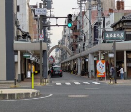 Le début d'une des principales rues commerciales du quartier balnéaire