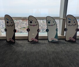 Les mascottes bizarres de la tour, je crois ? Elles me font peur...