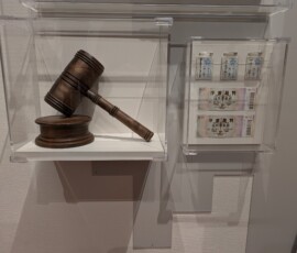 Le marteau du juge ainsi qu'une reproduction du ticket d'entrée pour aller assister au procès de la fameuse affaire KF-3 ! (Non ça n'est pas une vraie affaire du jeu, je suis désolé.)