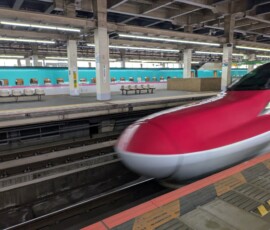 J'ai essayé de prendre en photo un shinkansen qui passe et il a l'air d'entrer TRES AGRESSIVEMENT DANS LE CHAMP