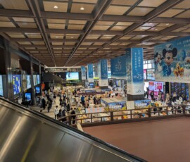 Le hall de la gare est rempli de stands de nourriture made in Hokkaido