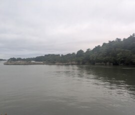 A gauche, s'allongeant dans le fleuve, le Kouma, une version "plus petite" de l'Umanose