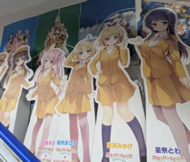 Accueilli dans l'escalator par les héroïnes d'un animé sur les trains