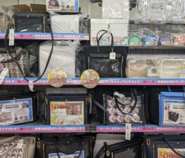 Un espace vous proposait d'acheter vos itabags - très tentant. Je note le sac à gauche qui met en avant Mizuena...