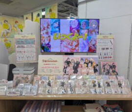 Gakuen Idolmaster marche très bien et est pas mal mis en avant dans les boutiques otaku - cherchez pas trop les goodies Hiro, ils partent souvent très vite