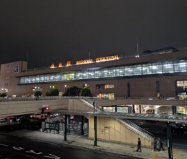 La gare de Sendai, de nuit