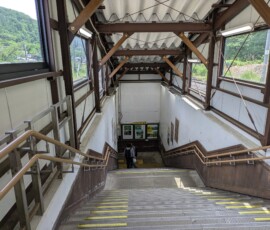 L'escalier de la gare, entre bois et béton