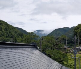 Montagne dans les nuages, je suis pas habitué à en voir j'adore !
