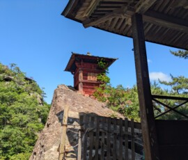 L'autel du Godaido, à flanc de falaise