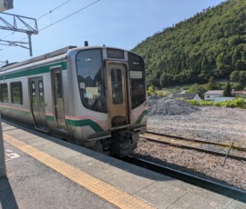 Le train arrive en gare de Yamadera...