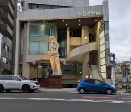 Les japonais PERVERS qui mettent des FEMMES TOUTES NUES partout 😡😡