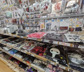 Un exemple de rayon du Gee Store, avec des goodies PARTOUT