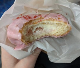 Un biscuit fourré à la crème et à la fraise, acheté sur un stand de la gare de Sendai - pas mal