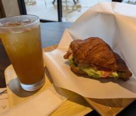 Mon croissandwich et un coca artisanal