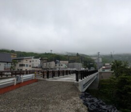 Les nuages cachent les montagnes :(...