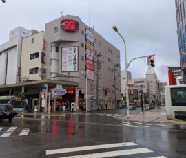 Un croisement pluvieux à Aomori