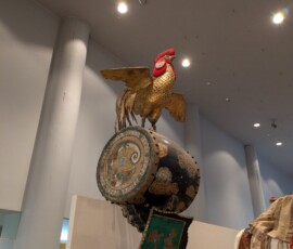 Char-tour avec un fuckin coq en... métal ? Bronze ?