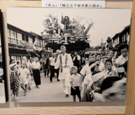 Quelques photos et vidéos d'anciennes parades étaient montrées