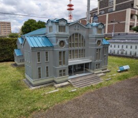 Bâtiment miniature - à priori une ancienne gare ?