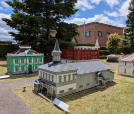 D'autres bâtiments miniatures, plus ou moins modernes