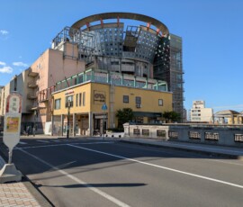 Le design de ce bâtiment est quelque part entre l'ambitieux et le dégueulasse, je crois que j'aime bien
