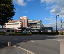 La gare de Hirosaki et son centre commercial adjacent, nommé évidemment en référence aux pommes