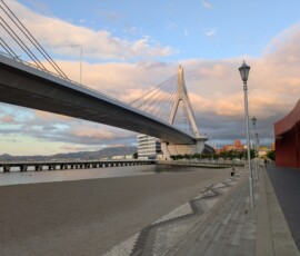 La plage est sous le pont, histoire de protéger du soleil !!!