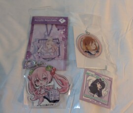 Mes achats à l'animate d'Hirosaki - eh oui y'a encore qq goods de l'homme invisible et sa future petite amie qui traînent !