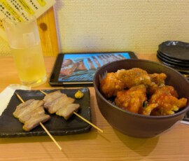 Mon repas à l'izakaya, mmm les ptits brochettes...