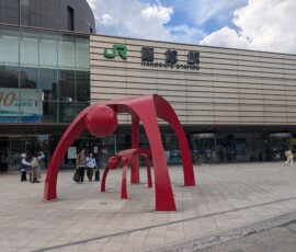 La gare d'Hakodate, elle aussi riche en sculptures amusantes