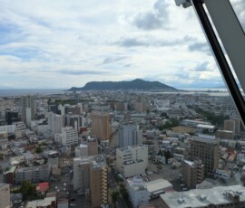 Vue sur le mont Hakodate du coup depuis l'observatoire on regarde un autre observatoire....