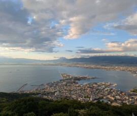 Très intrigué par la montagne au loin
