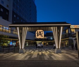 Entrée de l'espace resto près de la gare, ça ne manque pas de style