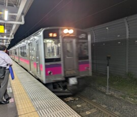 Train de la ligne Ou qui ARRIVE VENER