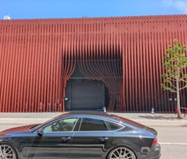 L'entrée du musée Neputa est assez cool, avec cet effet de papier déformé
