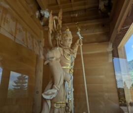Statue en bois dans le portail d'entrée du Seiryu-ji